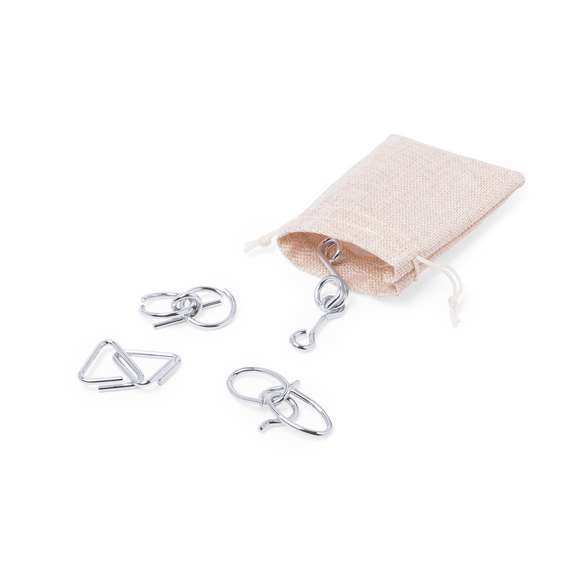Set de 4 juegos de habilidad de acero inox para los jugadores más ingeniosos. Presentado en bolsita de color crudo con cordón de cierre auto ajustable.