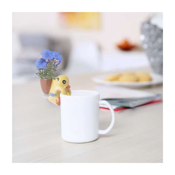 Maceta chupón en divertidos diseños de pato y gatito. Solamente hay que dejar la pajita en contacto con el agua para que la absorba y así florezcan unas espectaculares petunias. Cuerpo en cerámica, con 10-12 semillas incluidas. Presentada en atractiva caja de diseño.