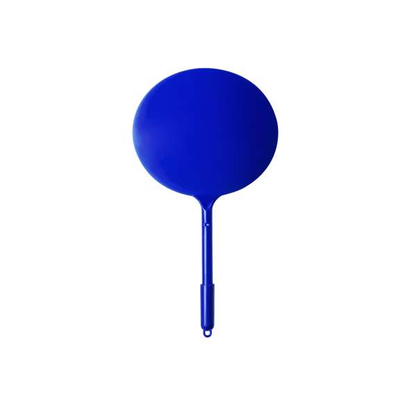 Original bolígrafo pai pai en variada gama de vivos colores. Con amplia superficie de marcaje para tampografía. Cierre con capucha y tinta azul.
