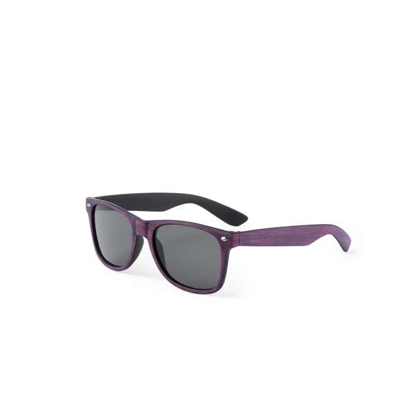 Gafas de sol último modelo con montura acabada en símil a madera envejecida y en variados colores. Protección UV400, con elegantes lentes ahumadas.