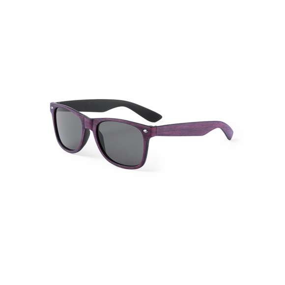 Gafas de sol último modelo con montura acabada en símil a madera envejecida y en variados colores. Protección UV400, con elegantes lentes ahumadas.