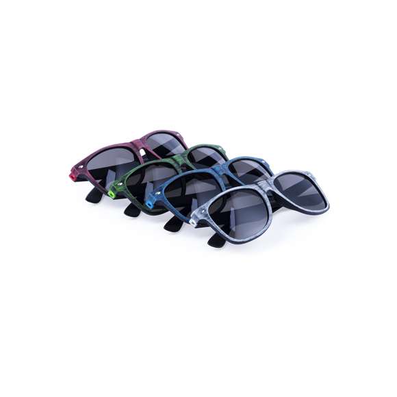 Gafas de sol último modelo con montura acabada en símil a madera envejecida y en variados colores. Protección UV400, con elegantes lentes ahumadas.