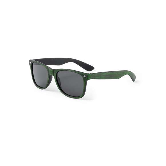 Gafas de sol último modelo con montura acabada en símil a madera envejecida y en variados colores. Protección UV400, con elegantes lentes ahumadas.