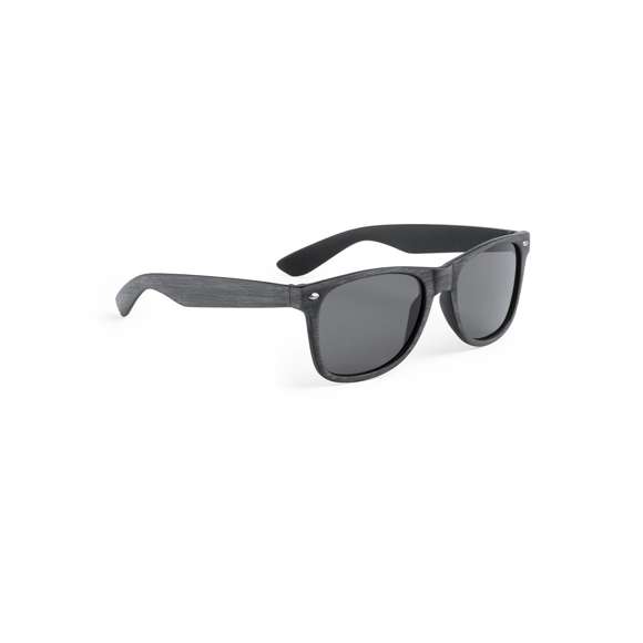 Gafas de sol último modelo con montura acabada en símil a madera envejecida y en variados colores. Protección UV400, con elegantes lentes ahumadas.