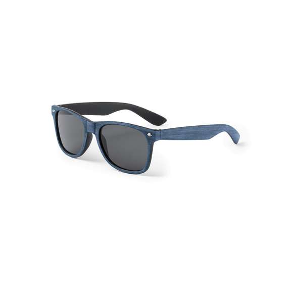 Gafas de sol último modelo con montura acabada en símil a madera envejecida y en variados colores. Protección UV400, con elegantes lentes ahumadas.