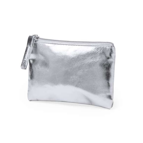 Monedero de diseño super cuqui con suave cuerpo acabado en brillante polipiel. Disponible en colores dorado, plateado y oro rosa. Compartimento principal con cierre de cremallera y tirador a juego.
