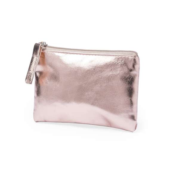 Monedero de diseño super cuqui con suave cuerpo acabado en brillante polipiel. Disponible en colores dorado, plateado y oro rosa. Compartimento principal con cierre de cremallera y tirador a juego.