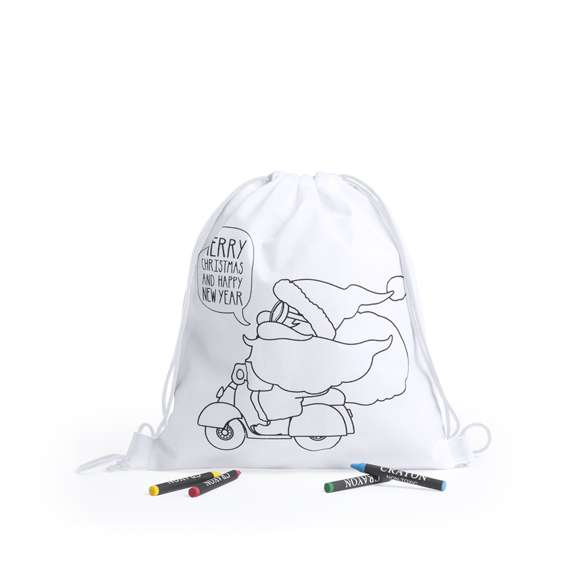 Mochila navideña infantil de non-woven en color blanco especialmente diseñada para colorear con ceras. Incluye 4 ceras en variados colores. Con cuerdas autocierre a juego y refuerzos en las esquinas. Disponible en diseños Merry Xmas y Papá Noel.