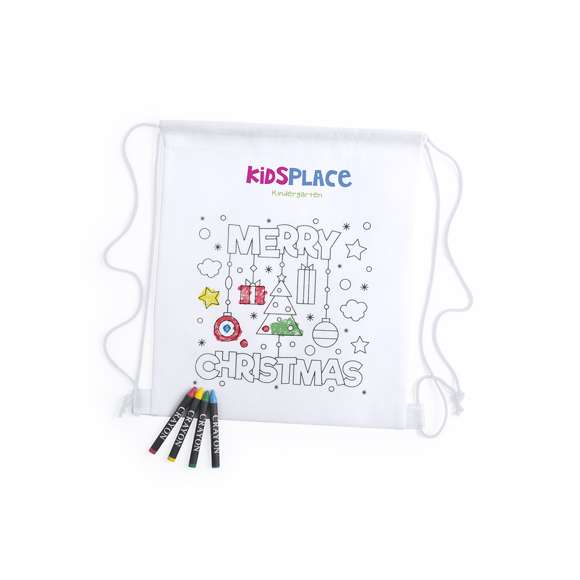 Mochila navideña infantil de non-woven en color blanco especialmente diseñada para colorear con ceras. Incluye 4 ceras en variados colores. Con cuerdas autocierre a juego y refuerzos en las esquinas. Disponible en diseños Merry Xmas y Papá Noel.