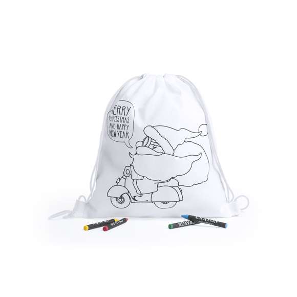 Mochila navideña infantil de non-woven en color blanco especialmente diseñada para colorear con ceras. Incluye 4 ceras en variados colores. Con cuerdas autocierre a juego y refuerzos en las esquinas. Disponible en diseños Merry Xmas y Papá Noel.