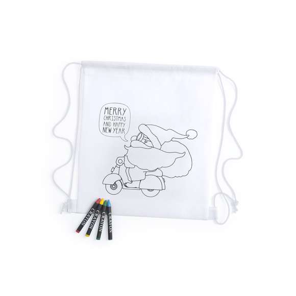 Mochila navideña infantil de non-woven en color blanco especialmente diseñada para colorear con ceras. Incluye 4 ceras en variados colores. Con cuerdas autocierre a juego y refuerzos en las esquinas. Disponible en diseños Merry Xmas y Papá Noel.