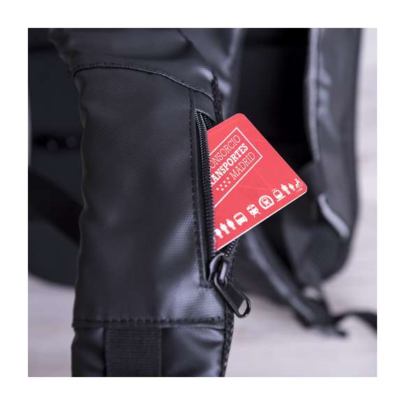 Mochila de negocios antirrobo y repelente al agua en nylon de alta calidad, resistente a cortes y a roces. Con bolsillo antirrobo en la espalda para guardar objetos de valor. Compartimento interior con salida USB para conexión de powerbank -no incluido-. Incluye cable micro USB de 1 metro de largo para total comodidad en la carga de cualquier dispositivo móvil. Bolsillo en cinta derecha con fácil acceso para tarjeta de transporte y otros documentos de uso frecuente. Apertura total 180º para fácil acceso al interior de la mochila. Dos compartimentos interiores independientes y acolchados para ordenador portátil de hasta 15 pulgadas y para tablets de hasta 10 pulgadas. Con multitud de bolsillos interiores y exteriores. Cintas de hombros y espalda con acolchado ergonómico.