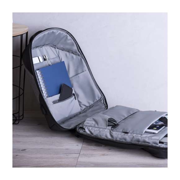 Mochila de negocios antirrobo y repelente al agua en nylon de alta calidad, resistente a cortes y a roces. Con bolsillo antirrobo en la espalda para guardar objetos de valor. Compartimento interior con salida USB para conexión de powerbank -no incluido-. Incluye cable micro USB de 1 metro de largo para total comodidad en la carga de cualquier dispositivo móvil. Bolsillo en cinta derecha con fácil acceso para tarjeta de transporte y otros documentos de uso frecuente. Apertura total 180º para fácil acceso al interior de la mochila. Dos compartimentos interiores independientes y acolchados para ordenador portátil de hasta 15 pulgadas y para tablets de hasta 10 pulgadas. Con multitud de bolsillos interiores y exteriores. Cintas de hombros y espalda con acolchado ergonómico.