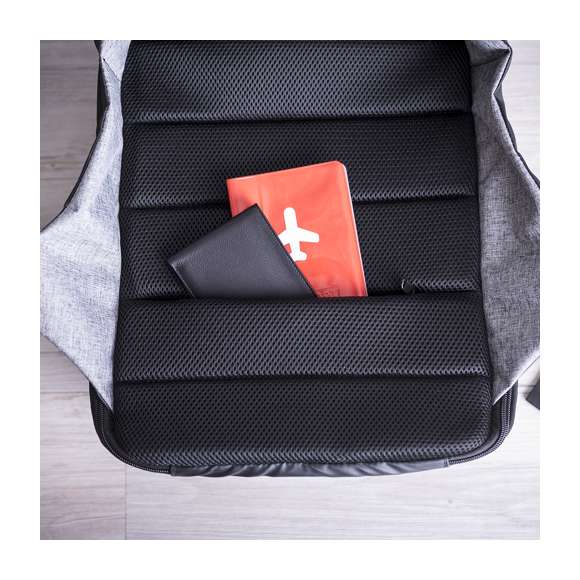 Mochila de negocios antirrobo y repelente al agua en nylon de alta calidad, resistente a cortes y a roces. Con bolsillo antirrobo en la espalda para guardar objetos de valor. Compartimento interior con salida USB para conexión de powerbank -no incluido-. Incluye cable micro USB de 1 metro de largo para total comodidad en la carga de cualquier dispositivo móvil. Bolsillo en cinta derecha con fácil acceso para tarjeta de transporte y otros documentos de uso frecuente. Apertura total 180º para fácil acceso al interior de la mochila. Dos compartimentos interiores independientes y acolchados para ordenador portátil de hasta 15 pulgadas y para tablets de hasta 10 pulgadas. Con multitud de bolsillos interiores y exteriores. Cintas de hombros y espalda con acolchado ergonómico.
