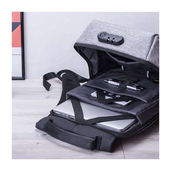 Mochila de negocios antirrobo repelente al agua en poliéster de alta calidad, resistente a cortes y a roces. Con candado de seguridad por contraseña, cinta reflectante trasera y accesorio para acople en trolley. Bolsillo antirrobo en la espalda para guardar objetos de valor. Compartimento interior con salida USB para conexión de powerbank -no incluido-, con cable micro USB de 1 metro de largo para total comodidad en la carga de cualquier dispositivo móvil. Salida para auriculares y bolsillo en cinta derecha con fácil acceso para tarjeta de transporte y otros documents de uso frecuente. Apertura total 180º para fácil acceso al interior de la mochila. Dos compartimento interiores independientes y acolchados para ordenador portátil de hasta 15 pulgadas y para tablets de hasta 10 pulgadas. Con multitud de bolsillos interiores y exteriores. Cintas de hombros y espalda con acolchado ergonómico.