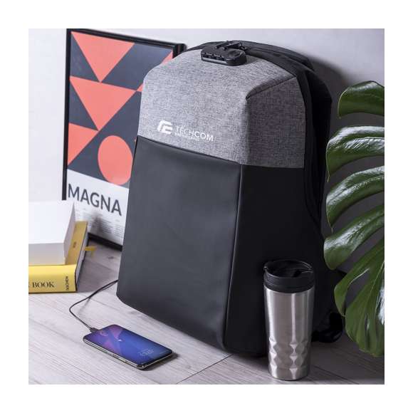 Mochila de negocios antirrobo repelente al agua en poliéster de alta calidad, resistente a cortes y a roces. Con candado de seguridad por contraseña, cinta reflectante trasera y accesorio para acople en trolley. Bolsillo antirrobo en la espalda para guardar objetos de valor. Compartimento interior con salida USB para conexión de powerbank -no incluido-, con cable micro USB de 1 metro de largo para total comodidad en la carga de cualquier dispositivo móvil. Salida para auriculares y bolsillo en cinta derecha con fácil acceso para tarjeta de transporte y otros documents de uso frecuente. Apertura total 180º para fácil acceso al interior de la mochila. Dos compartimento interiores independientes y acolchados para ordenador portátil de hasta 15 pulgadas y para tablets de hasta 10 pulgadas. Con multitud de bolsillos interiores y exteriores. Cintas de hombros y espalda con acolchado ergonómico.