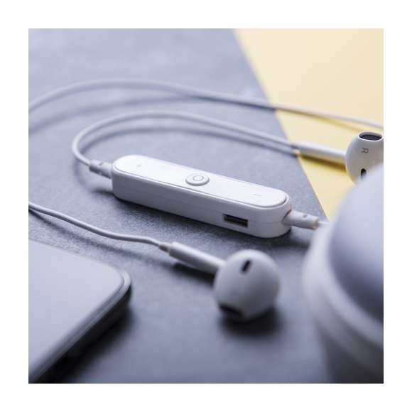  	Auriculares intraurales de conexión bluetooth y diseño minimalista en elegante color blanco. De diseño ergonómico, incluyen panel de control integrado en cable y ofrecen función manos libres. Recargables mediante cable mini USB -incluido-. Presentados en resistente estuche individual de polipiel a juego con cierre de cremallera.