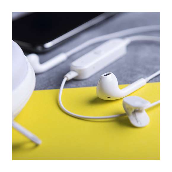  	Auriculares intraurales de conexión bluetooth y diseño minimalista en elegante color blanco. De diseño ergonómico, incluyen panel de control integrado en cable y ofrecen función manos libres. Recargables mediante cable mini USB -incluido-. Presentados en resistente estuche individual de polipiel a juego con cierre de cremallera.