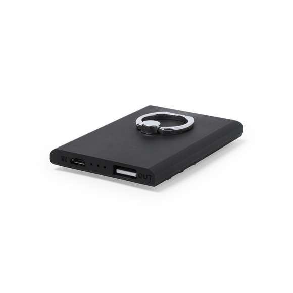 Batería auxiliar externa -2.000 mAh- con superficie de ventosas adherentes y anilla/soporte para selfies. Con conexiones para entrada/salida de corriente micro USB y USB. Ledes indicadores de estado de carga, diseño curvado plano y amplia superficie de marcaje. Presentada en atractiva caja de diseño. Las capacidades mostradas en todas nuestras baterías auxiliares externas son reales, incorporando todas ellas baterías de grado A y no recicladas, con una vida útil de al menos 500 ciclos de carga y según normativa CE. Además, están fabricadas conforme a los estándares RoHS y en cumplimiento con los siguientes requisitos de seguridad: Sistema de protección contra sobrecarga del power bank. Sistema de protección contra descarga completa que proporciona una mayor durabilidad del power bank. Sistema de bloqueo para evitar cortocircuitos. Sistema de transferencia de carga constante, acorde con la capacidad del dispositivo de destino.