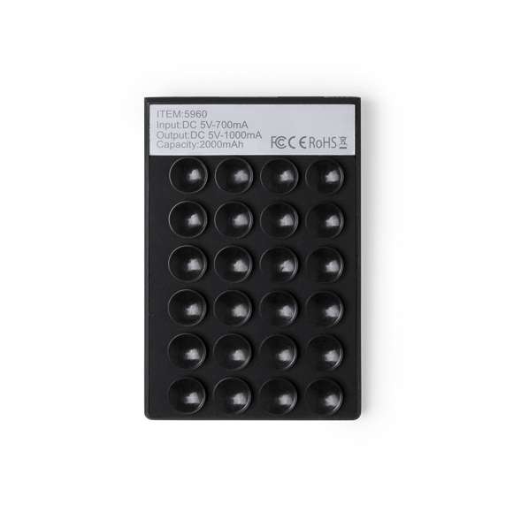 Batería auxiliar externa -2.000 mAh- con superficie de ventosas adherentes y anilla/soporte para selfies. Con conexiones para entrada/salida de corriente micro USB y USB. Ledes indicadores de estado de carga, diseño curvado plano y amplia superficie de marcaje. Presentada en atractiva caja de diseño. Las capacidades mostradas en todas nuestras baterías auxiliares externas son reales, incorporando todas ellas baterías de grado A y no recicladas, con una vida útil de al menos 500 ciclos de carga y según normativa CE. Además, están fabricadas conforme a los estándares RoHS y en cumplimiento con los siguientes requisitos de seguridad: Sistema de protección contra sobrecarga del power bank. Sistema de protección contra descarga completa que proporciona una mayor durabilidad del power bank. Sistema de bloqueo para evitar cortocircuitos. Sistema de transferencia de carga constante, acorde con la capacidad del dispositivo de destino.