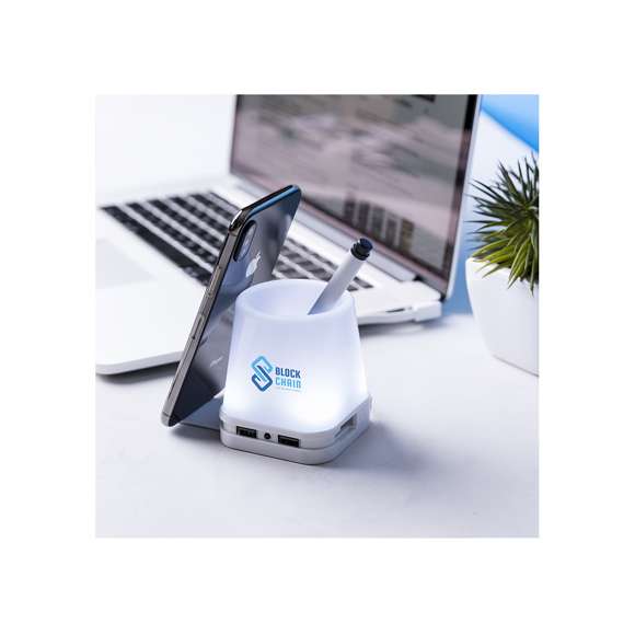  	Original lapicero con puerto USB integrado. Retroiluminado por luz led, con 2 posiciones de iluminación y cuerpo en elegante color blanco para fácil marcaje. Incluye 4 puertos USB 2.0. Presentado en caja individual.