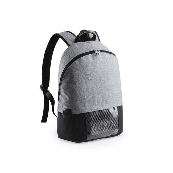 Mochila con indicadores, en resistente poliéster 600D. Indicadores luminosos en la base, con señalización controlada desde las cintas de hombros de la mochila. Bolsillo principal con doble tirador e interior con bolsillo acolchado para ordenador portátil de hasta 15 pulgadas. Espalda y cintas acolchadas. Conexión micro USB -cable incluido-. Requiere de un powerbank -no incluido- para el funcionamiento de las luces.