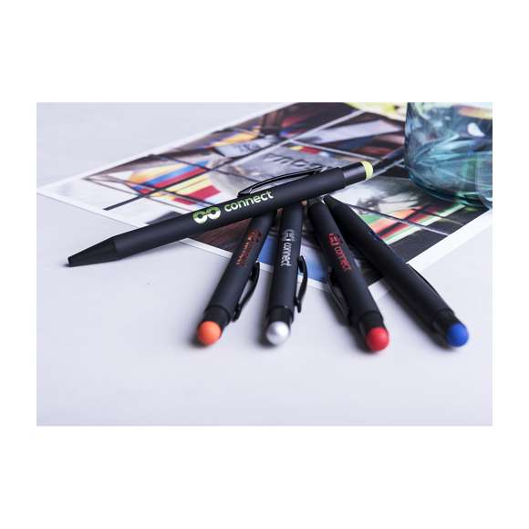 Bolígrafo puntero de mecanismo giratorio con cuerpo de acabado sólido en color negro y pulsador en variada gama de colores. Clip metálico en color negro. Especialmente diseñado para marcaje en láser y con un recubrimiento exterior especial para que tu publicidad quede perfectamente grabada, a juego con el color del puntero. Cartucho jumbo y tinta azul.