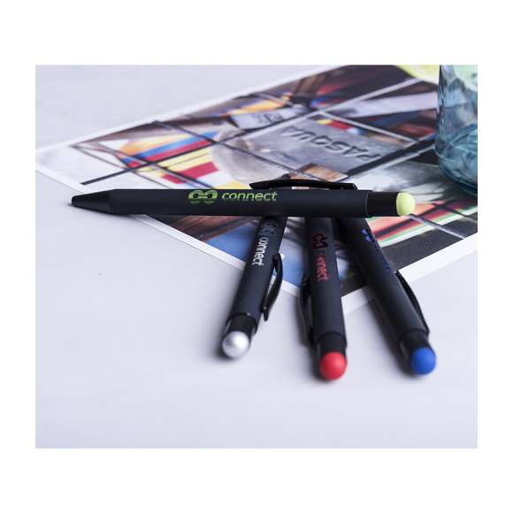 Bolígrafo puntero de mecanismo giratorio con cuerpo de acabado sólido en color negro y pulsador en variada gama de colores. Clip metálico en color negro. Especialmente diseñado para marcaje en láser y con un recubrimiento exterior especial para que tu publicidad quede perfectamente grabada, a juego con el color del puntero. Cartucho jumbo y tinta azul.