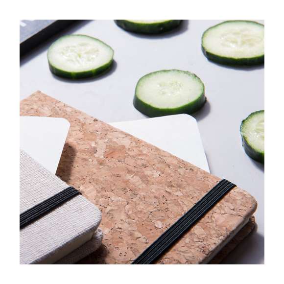 Bloc de notas ecológico en corcho natural y con tapas rígidas. De 80 hojas lisas con acabado natural, elástico de sujeción y marcapáginas de tela en sobrio color negro.