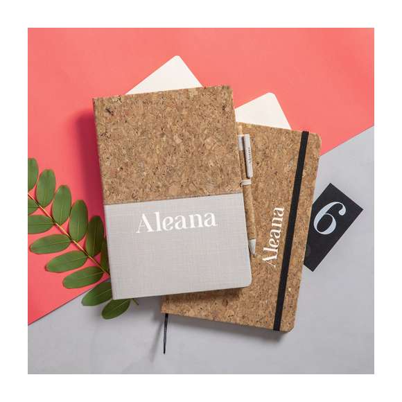 Bloc de notas ecológico en corcho natural y con tapas rígidas. De 80 hojas lisas con acabado natural, elástico de sujeción y marcapáginas de tela en sobrio color negro.