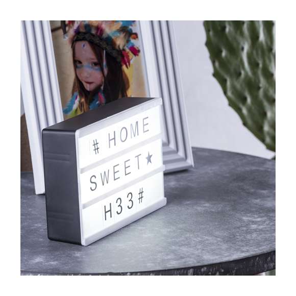 Cajita de luz -lightbox- con cuerpo retroiluminado por 4 ledes. Incluye 82 piezas, con botón ON/OFF. Alimentación a pilas -4xAAA no incluidas-. Presentada en atractiva caja de diseño.