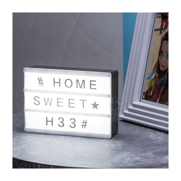 Cajita de luz -lightbox- con cuerpo retroiluminado por 4 ledes. Incluye 82 piezas, con botón ON/OFF. Alimentación a pilas -4xAAA no incluidas-. Presentada en atractiva caja de diseño.