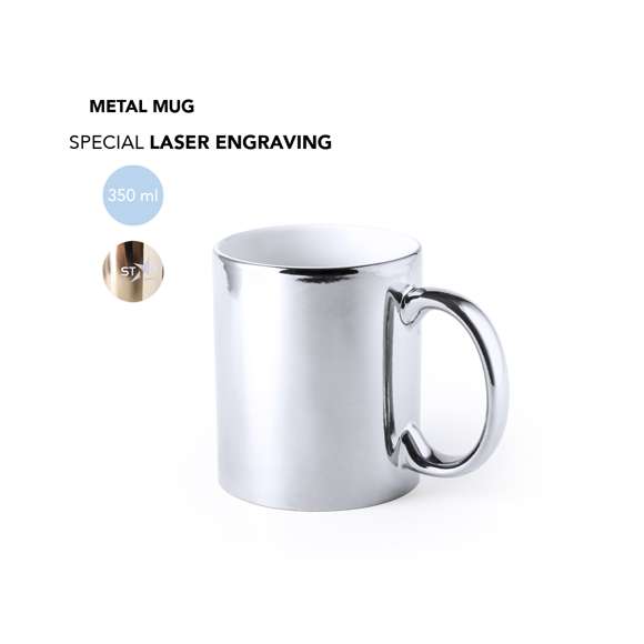 Taza de cerámica de 350ml de capacidad. Disponible en llamativos colores plateado y dorado brillantes. Especialmente diseñada para marcaje en láser, con un recubrimiento exterior metalizado especial para que tu publicidad quede perfectamente grabada en color blanco, a juego con el color interior de la taza. Presentada en caja individual. Se desaconseja su uso en el microondas debido al recubrimiento exterior metalizado.
