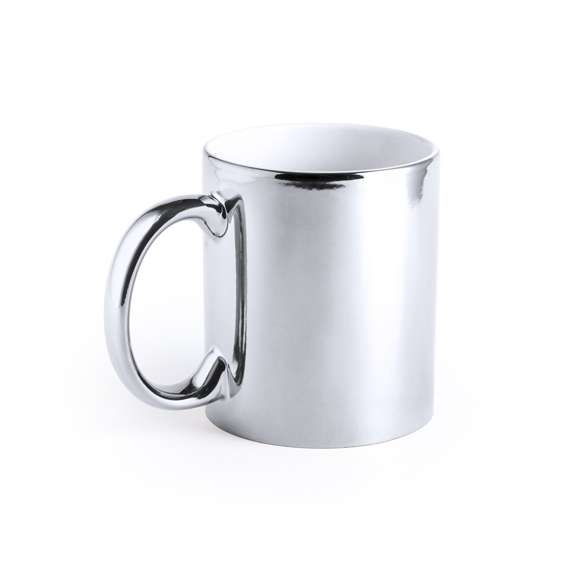 Taza de cerámica de 350ml de capacidad. Disponible en llamativos colores plateado y dorado brillantes. Especialmente diseñada para marcaje en láser, con un recubrimiento exterior metalizado especial para que tu publicidad quede perfectamente grabada en color blanco, a juego con el color interior de la taza. Presentada en caja individual. Se desaconseja su uso en el microondas debido al recubrimiento exterior metalizado.