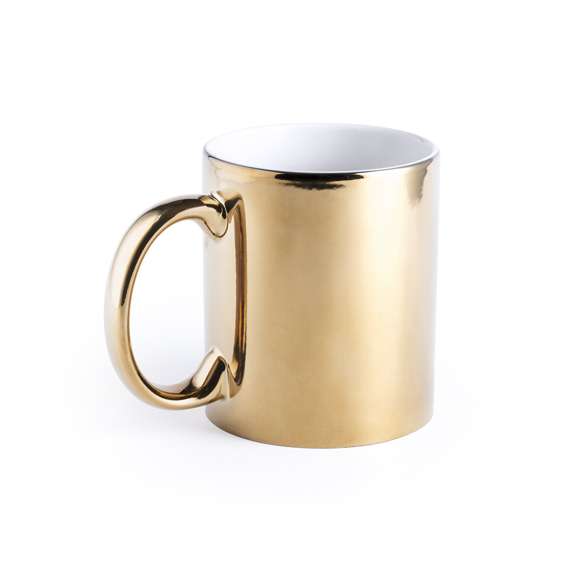 Taza de cerámica de 350ml de capacidad. Disponible en llamativos colores plateado y dorado brillantes. Especialmente diseñada para marcaje en láser, con un recubrimiento exterior metalizado especial para que tu publicidad quede perfectamente grabada en color blanco, a juego con el color interior de la taza. Presentada en caja individual. Se desaconseja su uso en el microondas debido al recubrimiento exterior metalizado.