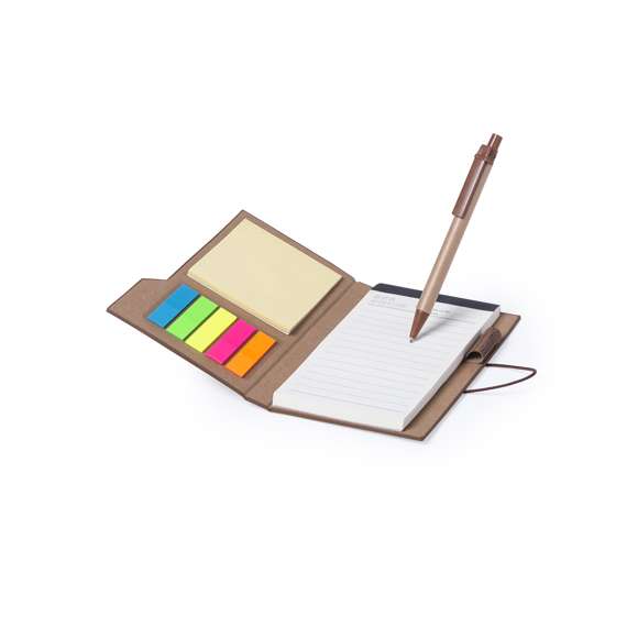 Bloc de notas en original polipiel veteada símil madera y en amplia gama de colores. Con bolígrafo de cartón reciclado incluido. De diseño ecológico, con tapas de suave tacto y cierre de elástico. Con soporte para el bolígrafo integrado, bloc de 70 hojas con distribución a una raya, 25 notas adhesivas medianas y 125 mini notas adhesivas.