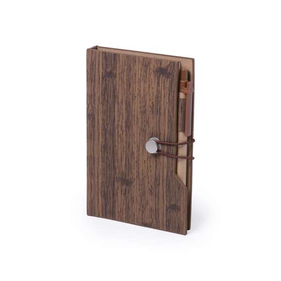 Bloc de notas en original polipiel veteada símil madera y en amplia gama de colores. Con bolígrafo de cartón reciclado incluido. De diseño ecológico, con tapas de suave tacto y cierre de elástico. Con soporte para el bolígrafo integrado, bloc de 70 hojas con distribución a una raya, 25 notas adhesivas medianas y 125 mini notas adhesivas.