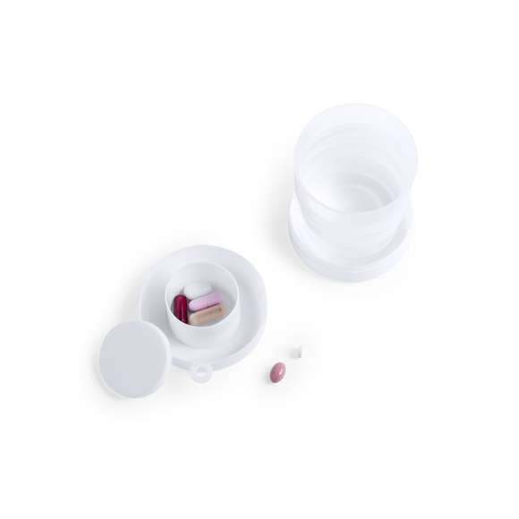 Original vaso plegable para emergencias en elegante color blanco. De 220ml de capacidad y pastillero con tapa integrado en el tapón. Con mosquetón metálico de transporte.