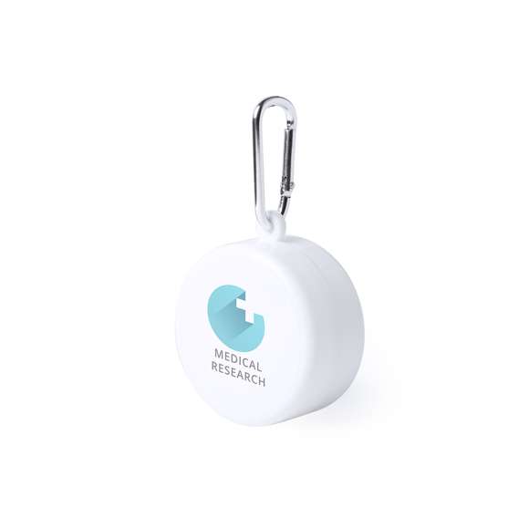 Original vaso plegable para emergencias en elegante color blanco. De 220ml de capacidad y pastillero con tapa integrado en el tapón. Con mosquetón metálico de transporte.