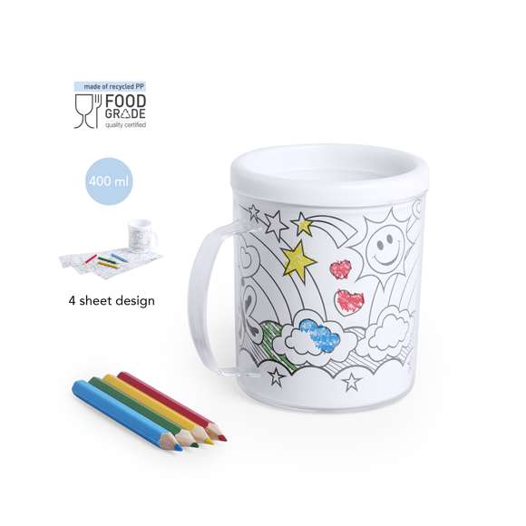 Taza para colorear de 320ml de capacidad. Carcasa exterior de la taza con cubierta transparente extraíble para insertar la lámina coloreada y parte interior en PP de color blanco. Con 4 láminas para pintar y 4 lápices de colores. Presentado en caja individual.