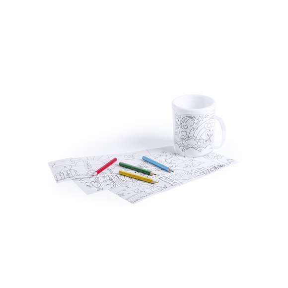 Taza para colorear de 320ml de capacidad. Carcasa exterior de la taza con cubierta transparente extraíble para insertar la lámina coloreada y parte interior en PP de color blanco. Con 4 láminas para pintar y 4 lápices de colores. Presentado en caja individual.