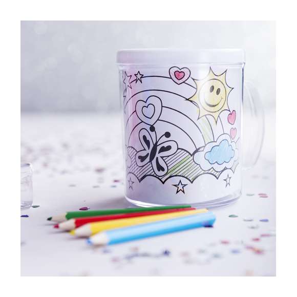 Taza para colorear de 320ml de capacidad. Carcasa exterior de la taza con cubierta transparente extraíble para insertar la lámina coloreada y parte interior en PP de color blanco. Con 4 láminas para pintar y 4 lápices de colores. Presentado en caja individual.