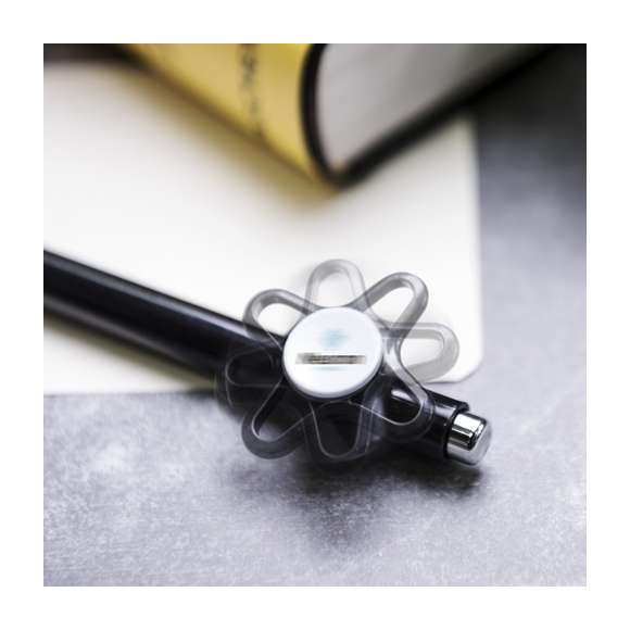 Original bolígrafo spinner antiestrés de mecanismo pulsador y divertido diseño con accesorios en color plateado y cuerpo de acabado sólido en colores brillantes. Especialmente diseñado para tampografía en clip y en cuerpo. De cartucho jumbo y en tinta azul.