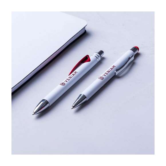 Bolígrafo de mecanismo pulsador con cuerpo de aluminio, acabado sólido en color blanco y clip en variada gama de colores metalizados de acabado brillante. Clip con amplia superficie de impresión. Especialmente diseñado para marcaje en láser y con un recubrimiento exterior especial para que tu publicidad quede perfectamente grabada, a juego con el color del clip. Tinta azul.