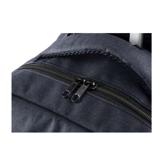 Mochila trolley en resistente poliéster 300D. Con conexión USB -powerbank no incuido- y bolsillo interior acolchado para ordenador portátil de hasta 15 pulgadas y compartimento para tablet de hasta 10 pulgadas. Bolsillo principal con doble tirador, bolsillos lateral y frontal. Compartimento para mecanismo de trolley con cierre de cremallera, asa reforzada y accesorio cubre ruedas con fijación de velcro. Espalda acolchada y cintas de hombros ajustables con acolchado.