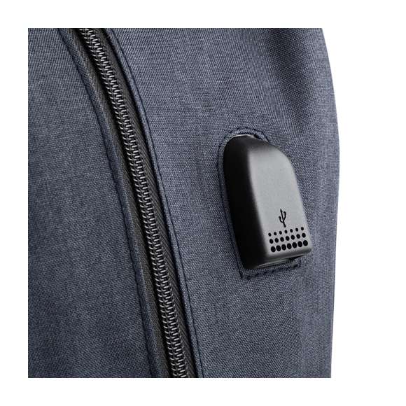 Mochila trolley en resistente poliéster 300D. Con conexión USB -powerbank no incuido- y bolsillo interior acolchado para ordenador portátil de hasta 15 pulgadas y compartimento para tablet de hasta 10 pulgadas. Bolsillo principal con doble tirador, bolsillos lateral y frontal. Compartimento para mecanismo de trolley con cierre de cremallera, asa reforzada y accesorio cubre ruedas con fijación de velcro. Espalda acolchada y cintas de hombros ajustables con acolchado.