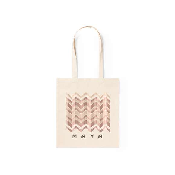 Bolsa en resistente material 100% algodón de 140g/m2 con acabado en color natural. Con asas largas de 70cm y acabado cosido. Resistencia hasta 7kg de peso.