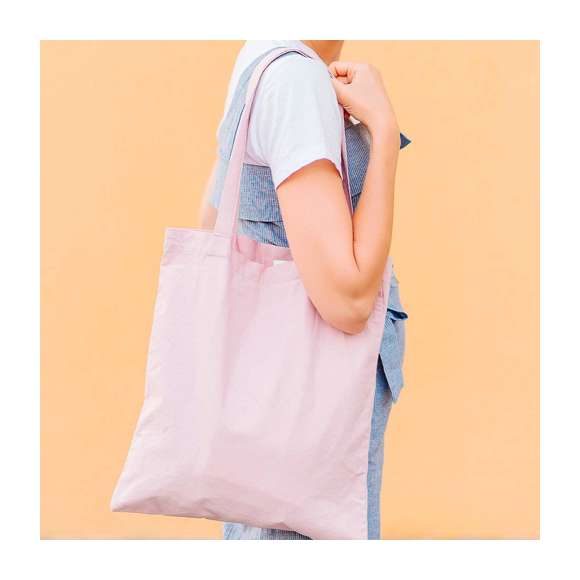 Bolsa fabricada en suave 100% algodón de 140g/m2. Con asas largas reforzadas de 70cm disponible en una amplia gama de colores. Resistencia de hasta 7kg de peso.