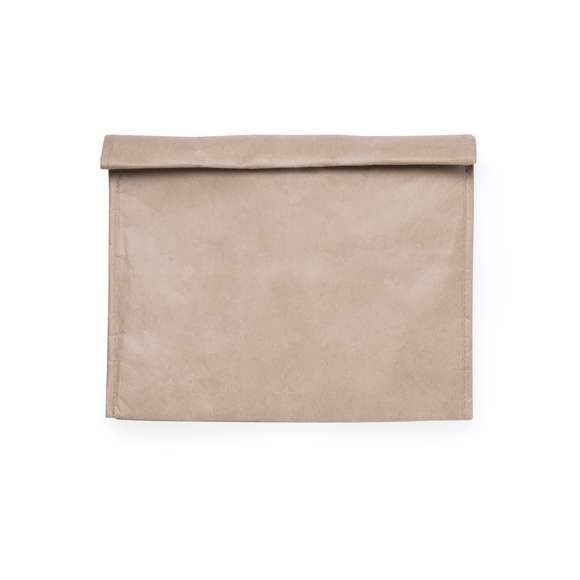 Bolsa térmica en papel resistente a la humedad de 85g/m2. Con interior isotermo acabado en aluminio, y cierre de velcro. 2,6 litros de capacidad.