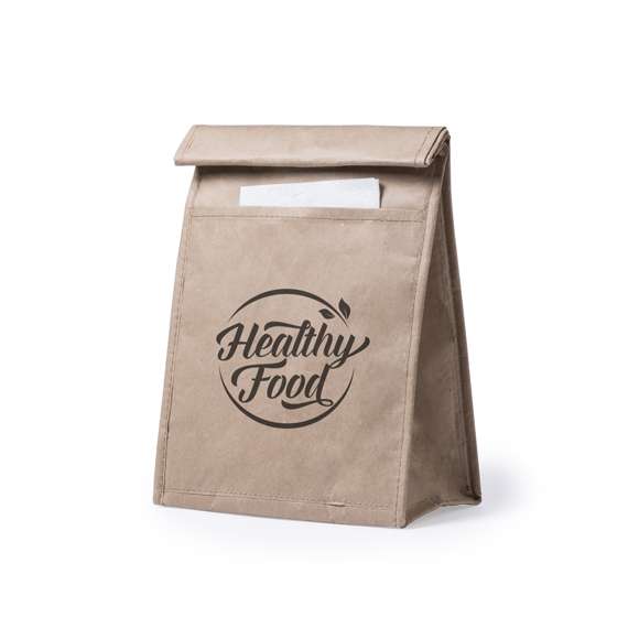 Bolsa térmica en papel resistente a la humedad de 85g/m2. Con interior isotermo acabado en aluminio, bolsillo exterior y cierre de velcro. 2,3 litros de capacidad.